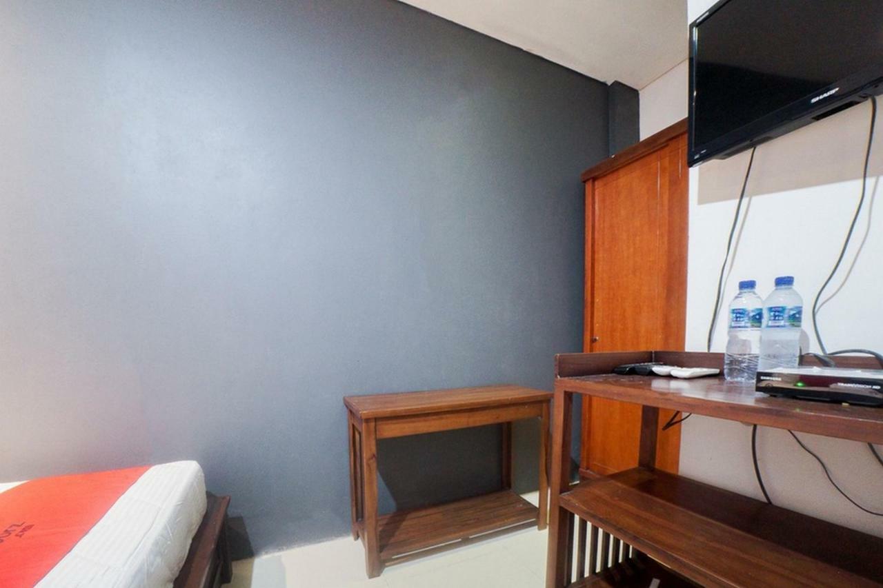 RedDoorz Plus near Green Pramuka Square Mall Jakarta Exterior foto